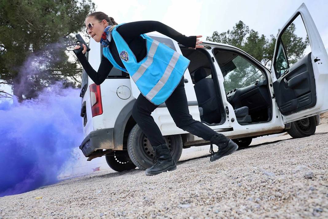 Yerli Lara Croft, karanlıkta hedefi 12'den vuruyor! Polis eğitmeni Nisa Aydın'ın müdahale teknikleri nefesleri kesiyor 39